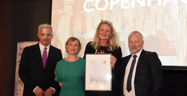  Tina Saaby, City Architect della Municipalità di Copenaghen, riceve dalla Academy of Urbanism, il premio European City of the Year 2017. Immagine di Academy of Urbanism.
