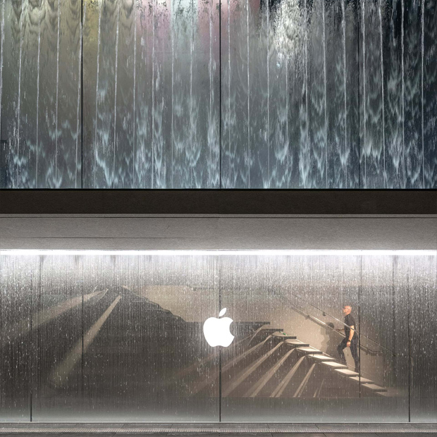 Il volume in cristallo ricoperto di acqua dell'Apple Store di Milano