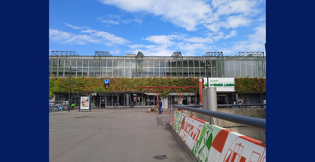 La stazione della metropolitana accessibile ai piedi dell'impianto con le aree di sosta alimentate da energie rinnovabili e facciate a verde