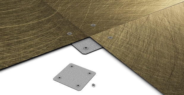 caption:Pavimento posato a secco SM02 Evolution con texture in ottone spazzolato. 